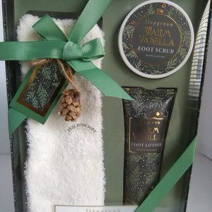 Live Green Foot Care Spa Set Brand New includes Lotion, Plush soft socks